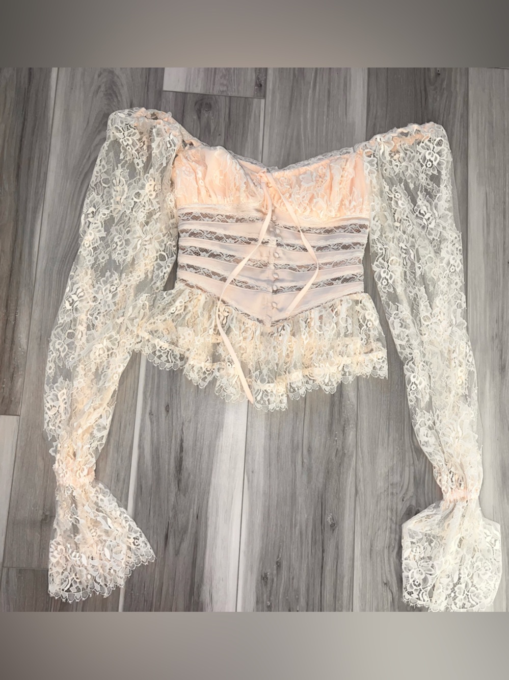 House of CB CARA Vintage Ivory Long Sleeve Lace Peplum Top- size small NWOT ๐ค๐๏ธ - Picture 6 of 12